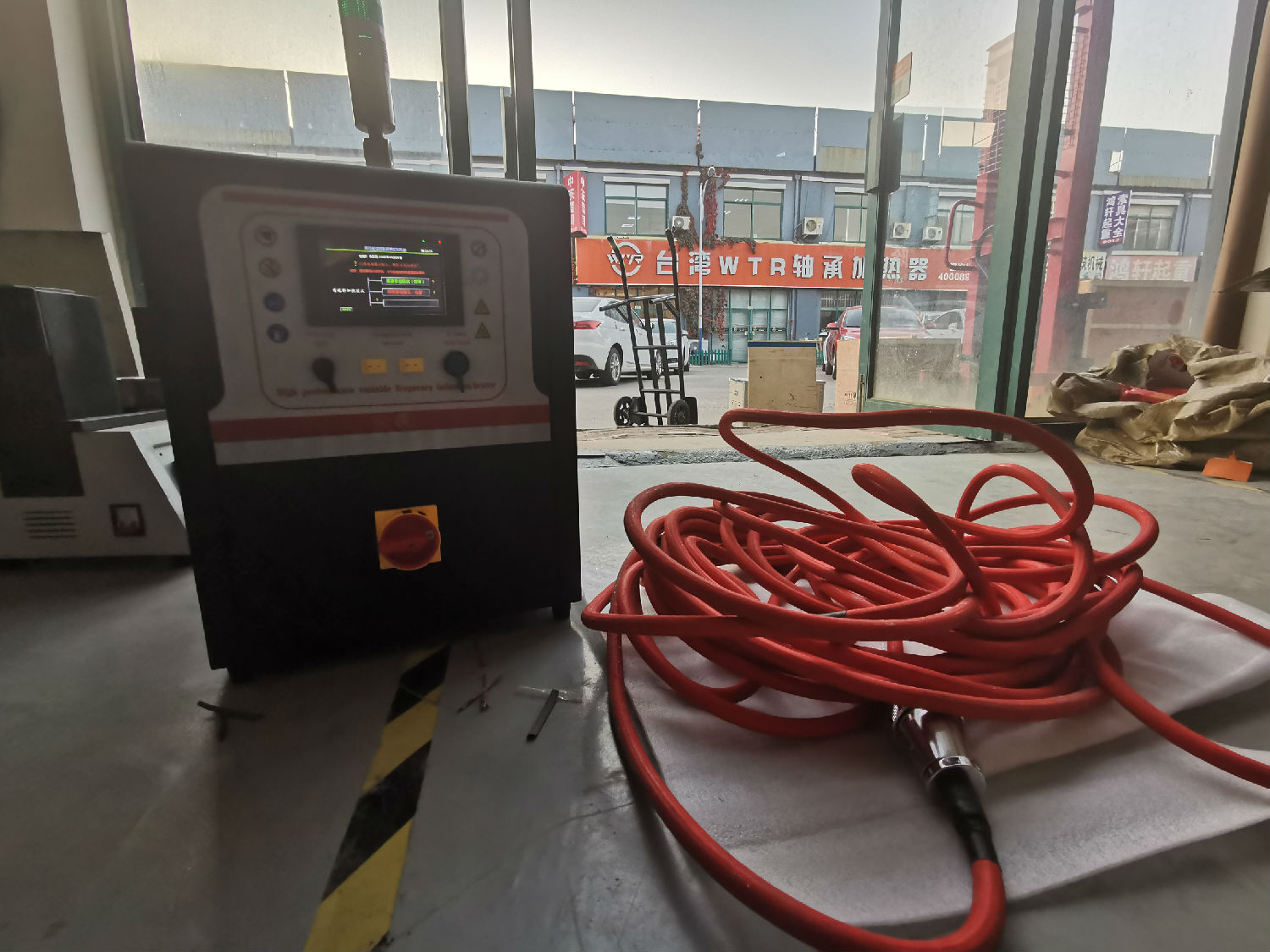 中高頻感應加熱器.jpg 中高頻感應加熱器.jpg